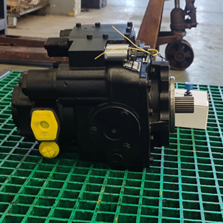 Snow plow hydraulic piston pump